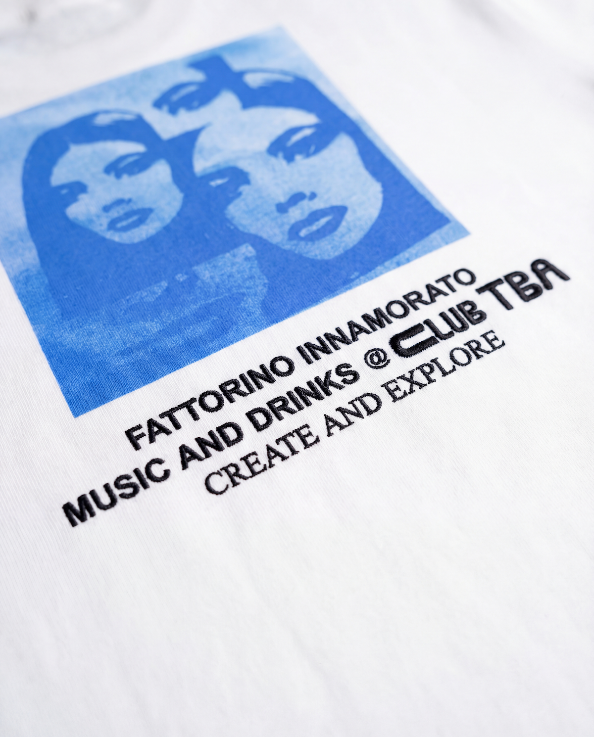 White t-shirt with blue graphic design on a white background. Fattorino Innamorato Signora